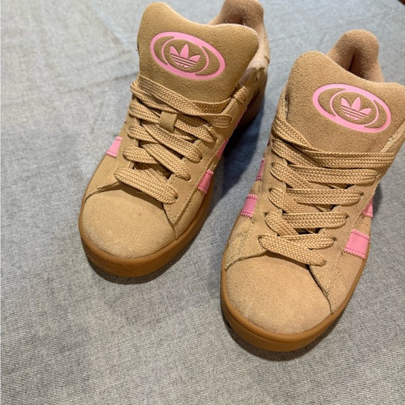 Adidas Women’s Campus Suede Sneaker in Tan with Pink Stripes - US 5 - Picture 4 of 7